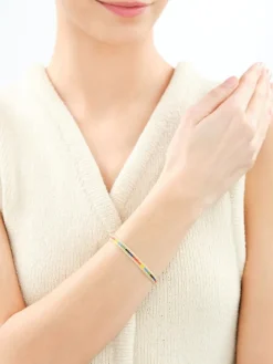 Bransoletka z elementami z mosiądzu pozłacanego i szklanymi koralikami