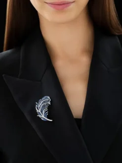 Broszka z białego złota z brylantami i szafirami cejlońskimi - piórko - próba 750