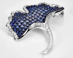 Broszka z białego złota z brylantami i szafirami cejlońskimi - miłorząb - próba 750