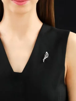 Broszka z białego złota z diamentami - piórko - 0,45 ct - próba 585