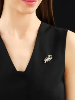 Broszka z żółtego złota z brylantami - piórko - 0,10 ct - próba 585