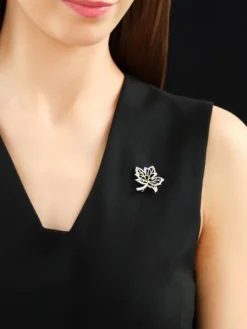 Broszka z żółtego złota z brylantami - liść - 0,20 ct - próba 585