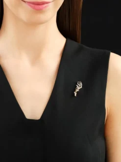 Broszka z żółtego złota z diamentami i szafirem - piórko - próba 585