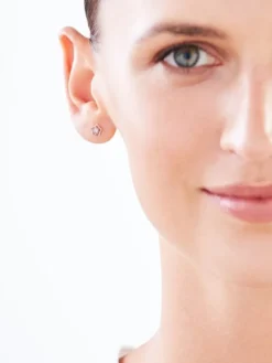 Kolczyki z białego złota z diamentami - kwiaty - 0,006 ct - próba 375