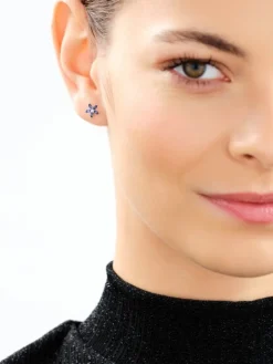 Kolczyki z białego złota z diamentami i szafirami syntetycznymi - kwiaty - próba 375