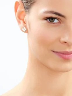 Kolczyki z mosiądzu pozłacane z masą perłową - koniczyna