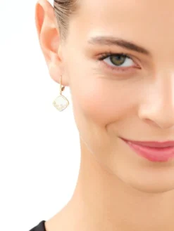 Kolczyki z żółtego złota z diamentami i masą perłową - próba 585