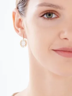 Kolczyki z żółtego złota z diamentami i masą perłową - próba 585