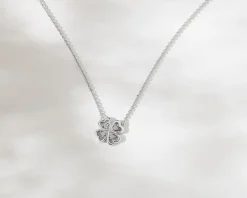 Naszyjnik z białego złota z diamentami - koniczyna - 0,02 ct - próba 375