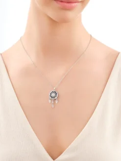 Naszyjnik z mosiądzu rodowany z agatem, cyrkoniami, masą perłową i szklanym detalem - łapacz snów