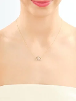 Naszyjnik z żółtego złota z diamentem - kwiat lotosu - 0,004 ct - próba 375