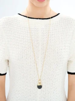 Naszyjnik ze stali szlachetnej z cyrkoniami, kryształami i detalem z masy żywicznej - koniczyna, litera M