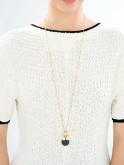 Naszyjnik ze stali szlachetnej z cyrkoniami, kryształami i detalem z masy żywicznej - koniczyna, litera A