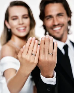 Obrączki Ślubne Apart.  Białe złoto rodowane. Wzór 4/134