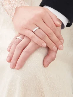 Obrączki Ślubne Apart.  Białe złoto rodowane. Wzór 4/151