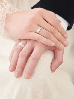 Obrączki Ślubne Apart.  Białe złoto rodowane. Wzór 4/167