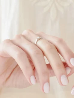 Pierścionek z białego złota z brylantem - 0,08 ct - próba 750