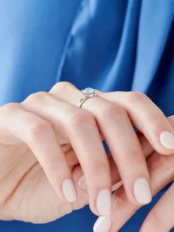 Pierścionek z białego złota z diamentami i topazem Sky Blue - próba 585