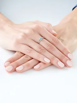 Pierścionek z białego złota z brylantami i topazem - próba 375