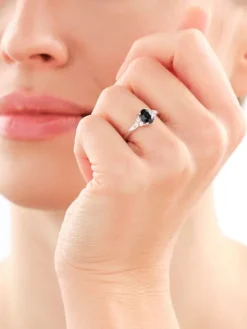 Pierścionek z białego złota z brylantami i szafirem - próba 585