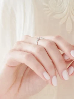 Pierścionek z białego złota  z brylantem - 0,03 ct - próba 375