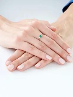 Pierścionek z białego złota z brylantami i szmaragdem - próba 585