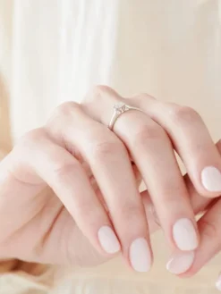 Pierścionek z białego złota z diamentami - 0,07 ct - próba 375