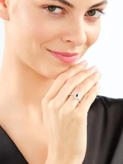 Pierścionek z białego złota z brylantami i szafirem - próba 585