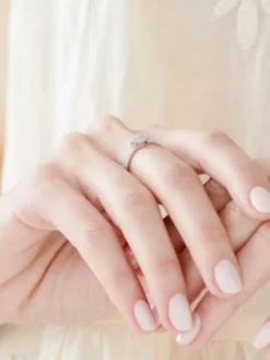 Pierścionek z białego złota z diamentami - 0,15 ct - próba 375