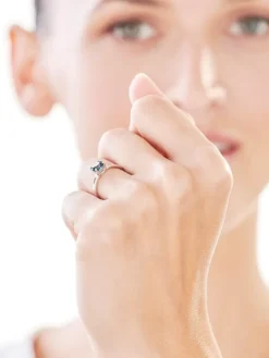 Pierścionek z białego złota z diamentami i topazem London Blue - próba 375