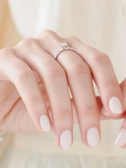 Pierścionek z białego złota z brylantami - 0,23 ct - próba 750