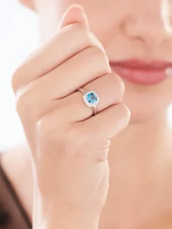 Pierścionek z białego złota brylantami i topazem London Blue - próba 585