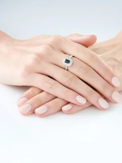 Pierścionek z białego złota z diamentami i szafirem - próba 585