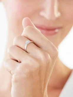 Pierścionek z białego złota z diamentami - 0,05 ct - próba 375