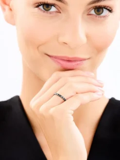 Pierścionek z białego złota z czarnymi brylantami - Eternity - 1,21 ct - próba 585