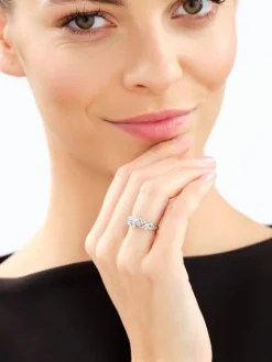 Pierścionek z białego złota z brylantami i topazami - próba 585