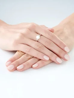 Pierścionek z białego złota z brylantami i perłą - próba 375