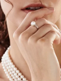 Pierścionek z białego złota z brylantami i perłą - próba 375