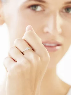 Pierścionek z białego złota z diamentami - 0,06 ct - próba 375