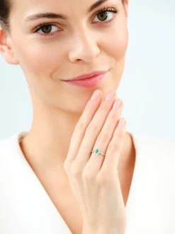 Pierścionek z białego złota z brylantami i szmaragdem - próba 750