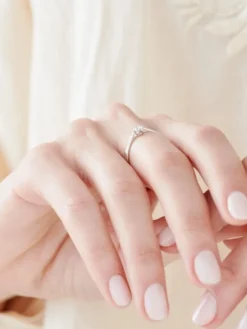 Pierścionek z białego złota z brylantem - 0,11 ct - próba 375