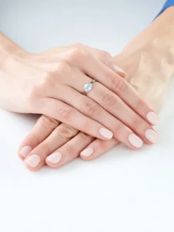 Pierścionek z białego złota z diamentami i topazem Sky Blue - próba 375