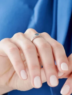 Pierścionek z białego złota z diamentami i topazem London Blue - próba 375