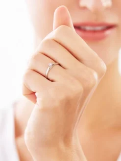 Pierścionek z białego złota z brylantem - serce - 0,02 ct - próba 375