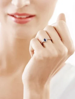 Pierścionek z białego złota z brylantami i szafirem - próba 585