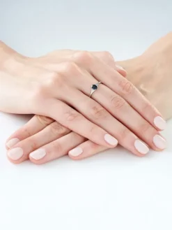 Pierścionek z białego złota z diamentami i szafirem - próba 585