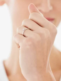 Pierścionek z białego złota z brylantem - 0,15 ct - próba 375