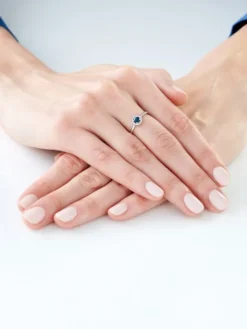 Pierścionek z białego złota z diamentami i szafirem - próba 375