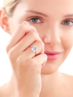 Pierścionek z białego złota z diamentami i topazem Sky Blue - próba 585