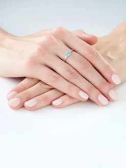 Pierścionek z białego złota z brylantami i topazem - próba 585